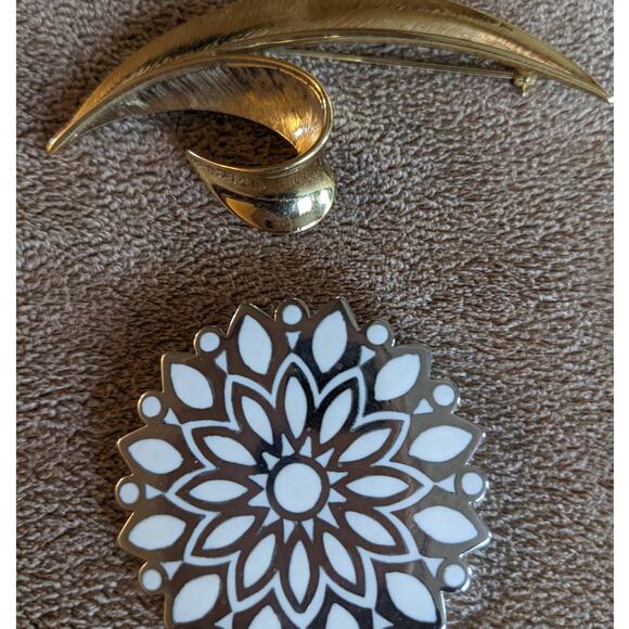 Brooch Vintage Trifari Set 2 Gold Tone Crown Silver Tone Snowflake Pin Brooch - Picture 2 of 12